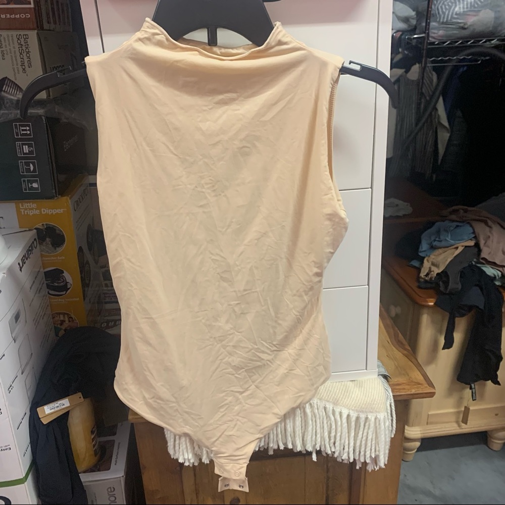 SKIMS BODYSUIT NWOT SIZE M